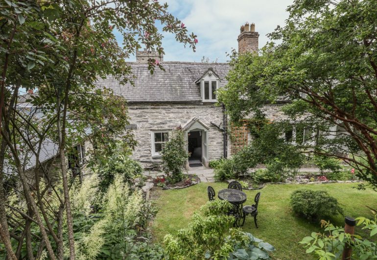Garden facing College Cottage