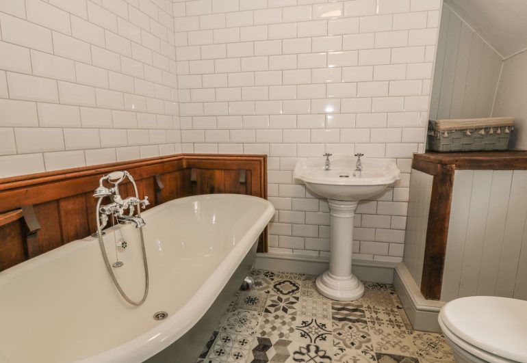 Roll top cast iron bath tub