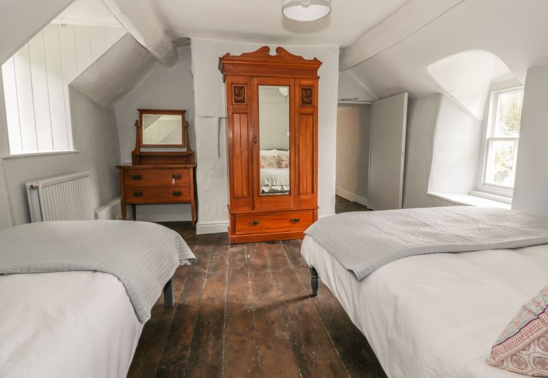 Second bedroom storage