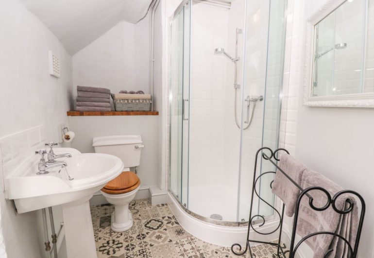 Main bathroom with shower